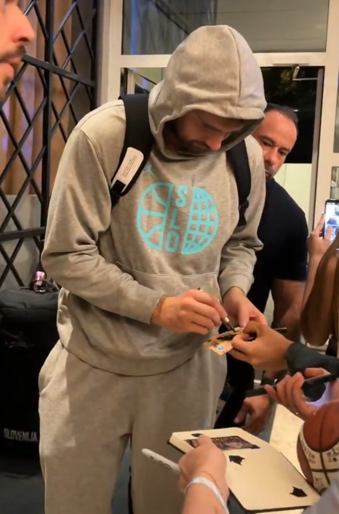 衫十分低调, 护在中间, db